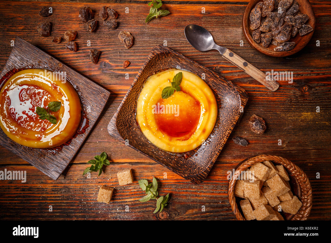 Blick von oben auf die Crème brûlée Dessert in Bambus Platte Stockfoto