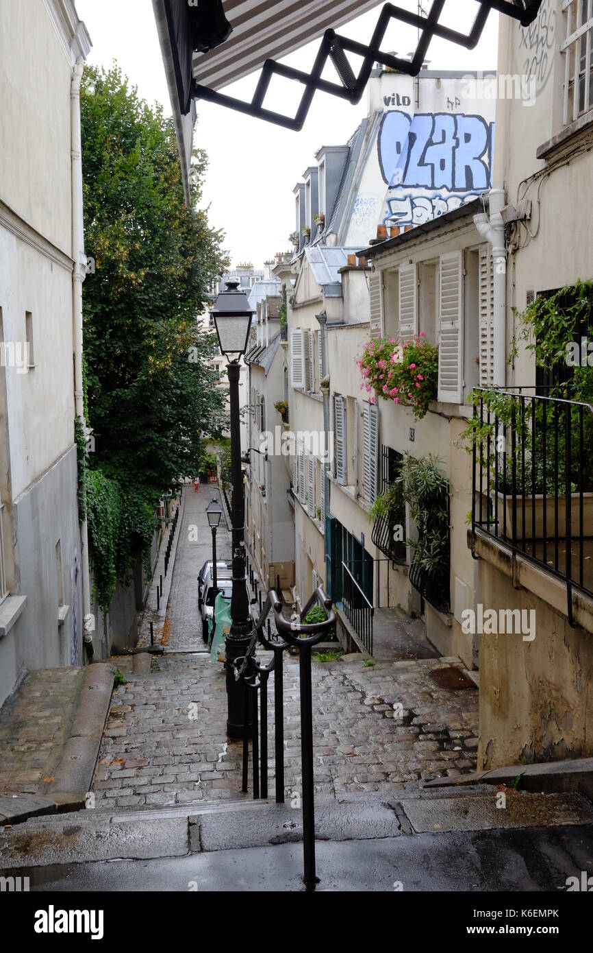 Typische Schritte in Montmartre, von der Rue des Abbesses, Paris Stockfoto