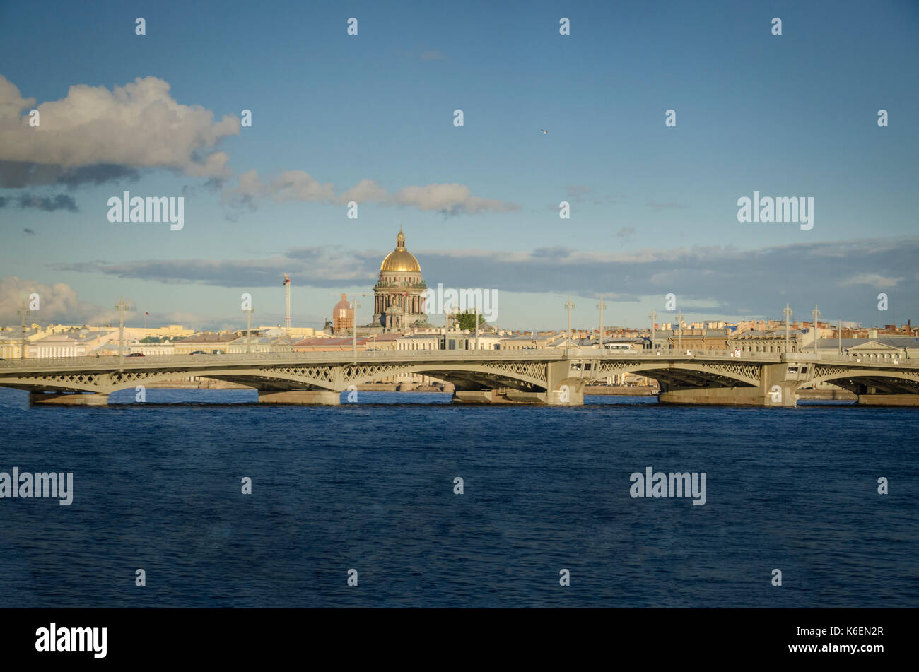 Salzlagerstätte Brücke über den Fluss Neva mit der Kuppel der St. Isaak Kathedrale im Hintergrund, Sankt Petersburg, Russland Stockfoto