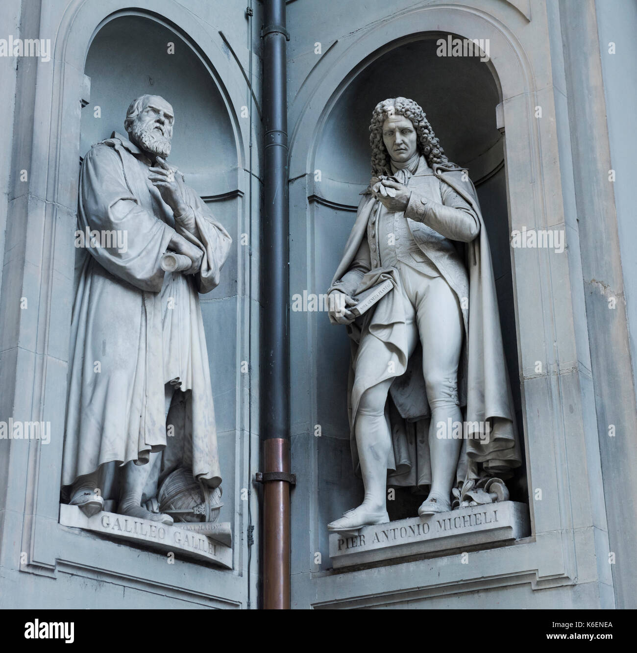 Statuen von Galileo Galilei und Pier Antonio Micheli an den Uffizien in Florenz, Toskana Italien Europa EU Stockfoto