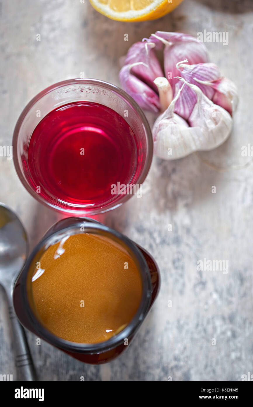 Grippe Abhilfe: manuka Honig, schwarze Johannisbeere, heiße Getränke, Knoblauch und Zitrone Stockfoto