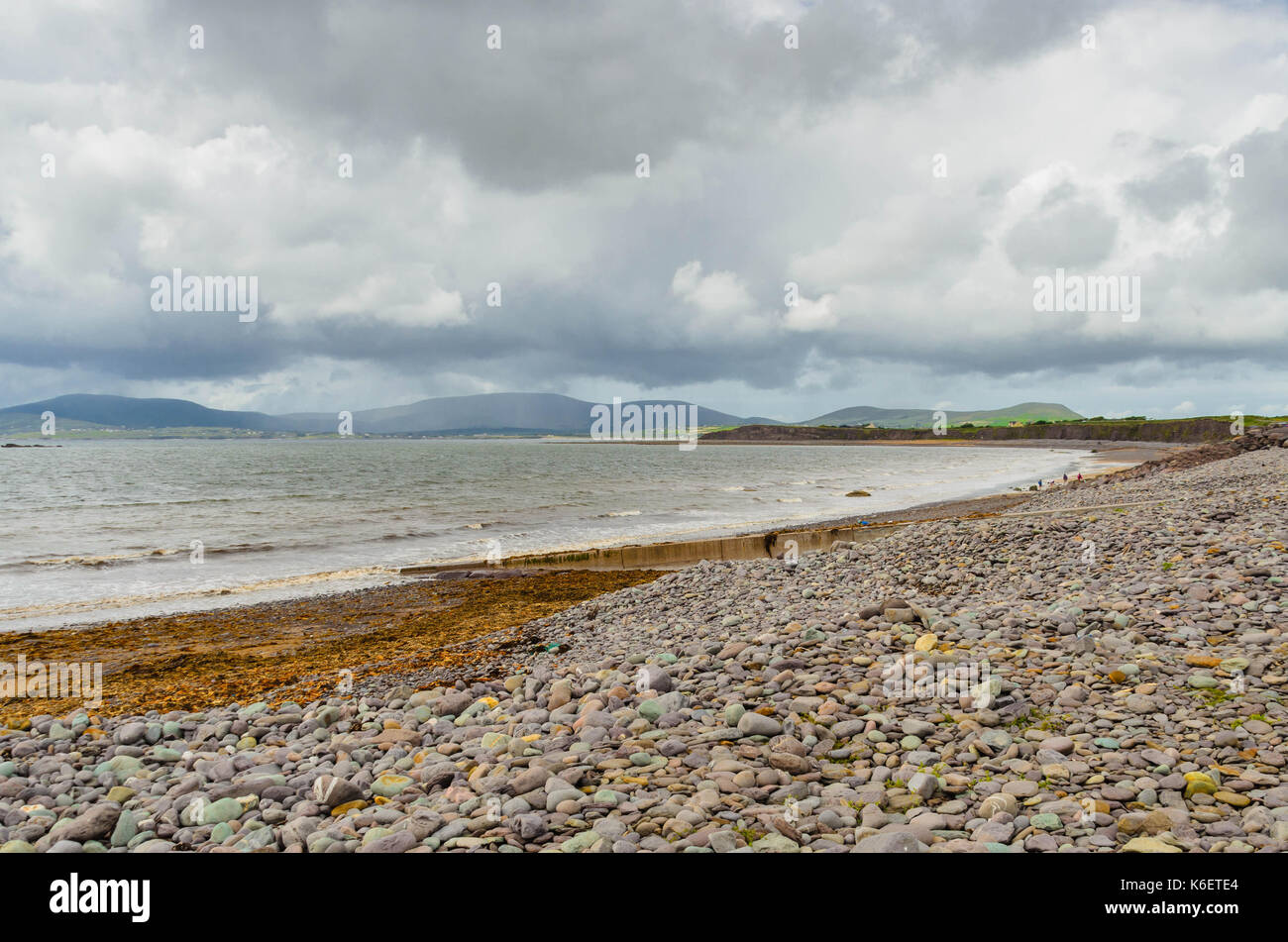 Westlicher Blick auf Pebble Beach County Kerry Waterville Richtung Ballinskelligs Irland Stockfoto