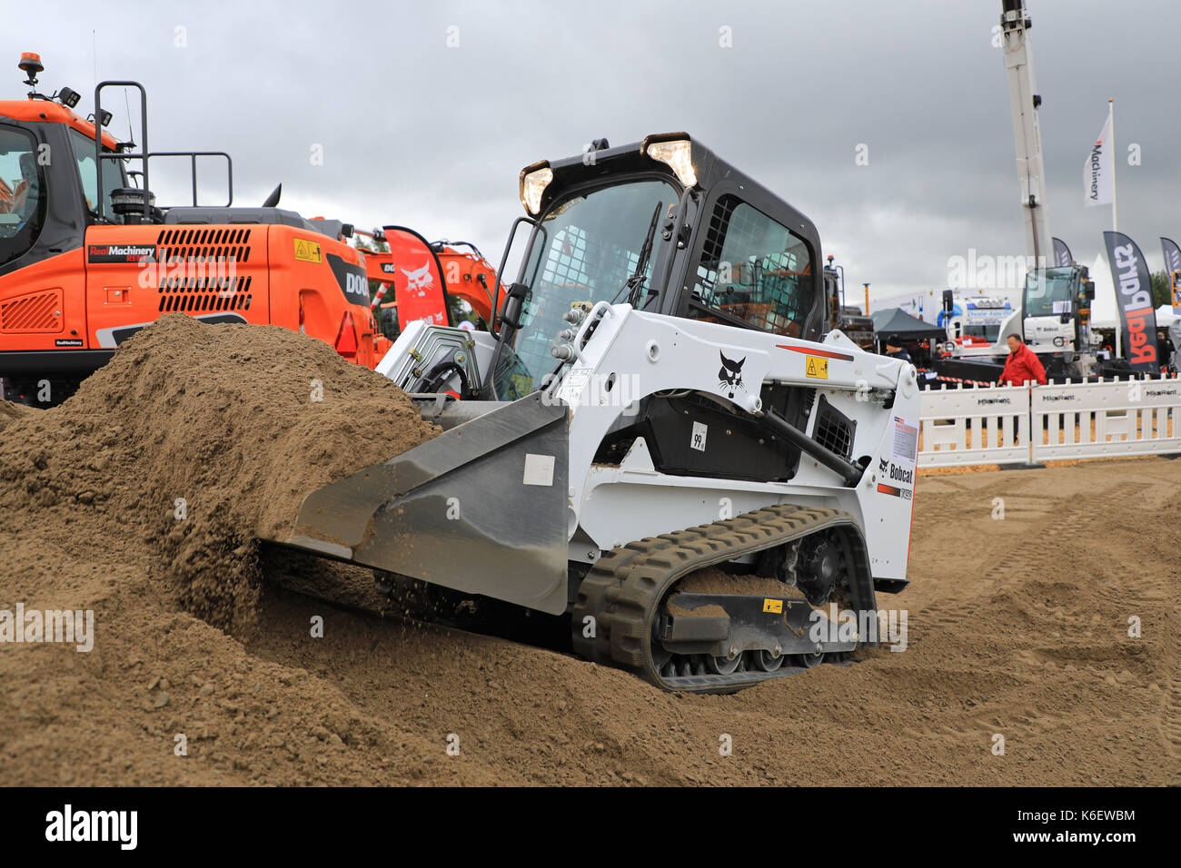 HYVINKAA, Finnland - 8 September, 2017: Fahrer bewegt den Sand mit Bobcat T450 kompakte Kettenlader auf Baustelle auf der Maxpo 2017. Stockfoto