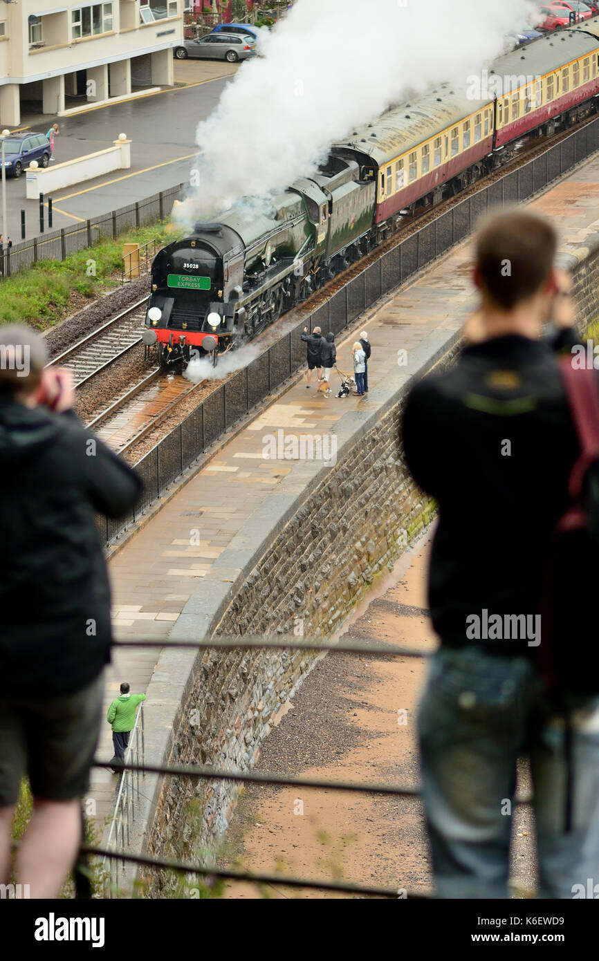 Menschen beobachten der Torbay Express durch Dawlish, geschleppt von handelsmarine Klasse Lok Nr. 35028 Clan. Stockfoto