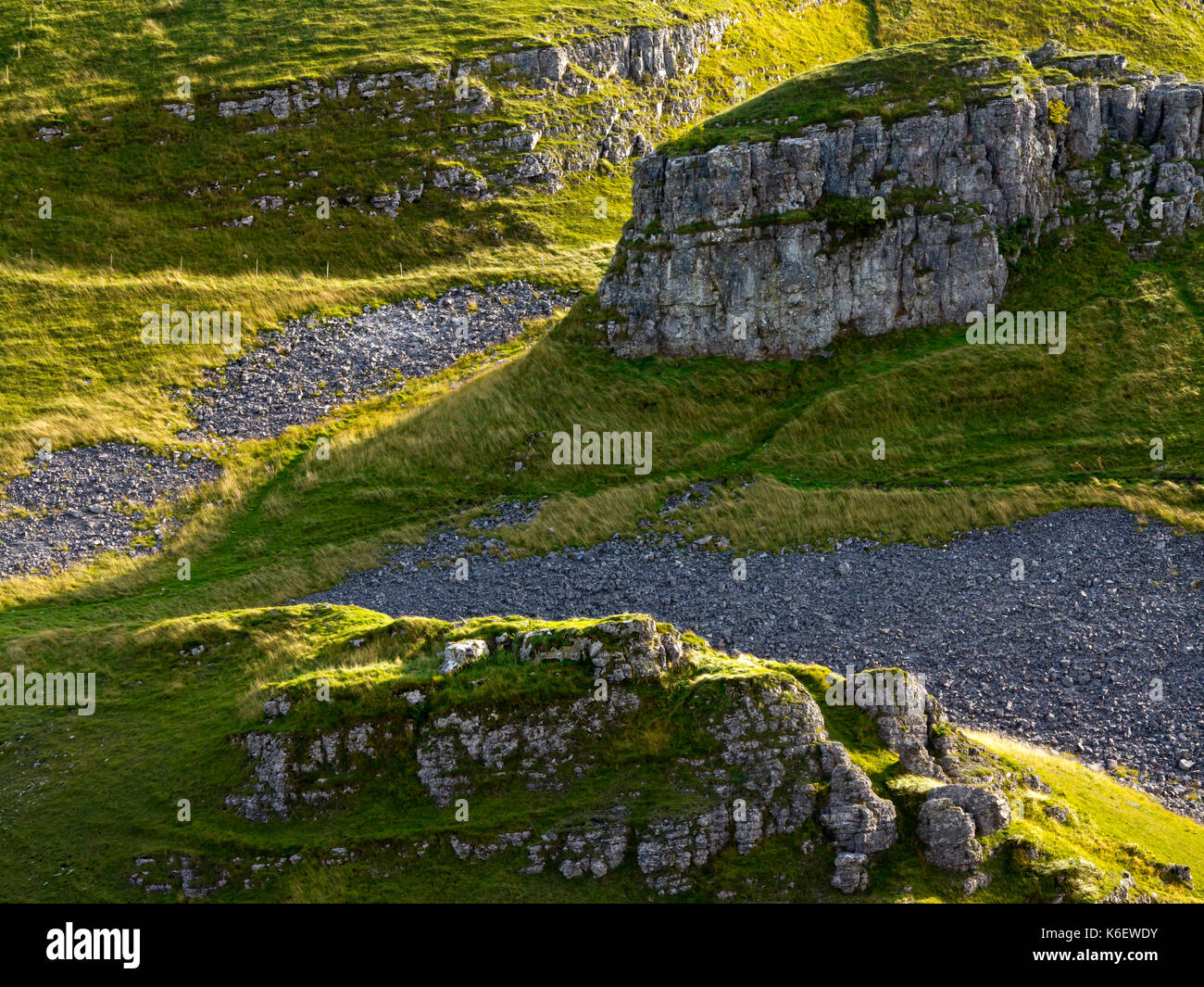 Blick über Cressbrook Dale eine Art Reserve und beliebtes Wandergebiet im Peak District National Park Derbyshire Dales England Großbritannien Stockfoto