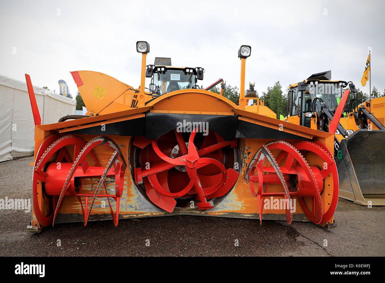 HYVINKAA, Finnland - 8 September, 2017: VAMMAS B400 Schneefräse auf JCB Radlader der Finavia Oy auf Maxpo 2017 montiert. Die B400 ist für schwere d Stockfoto