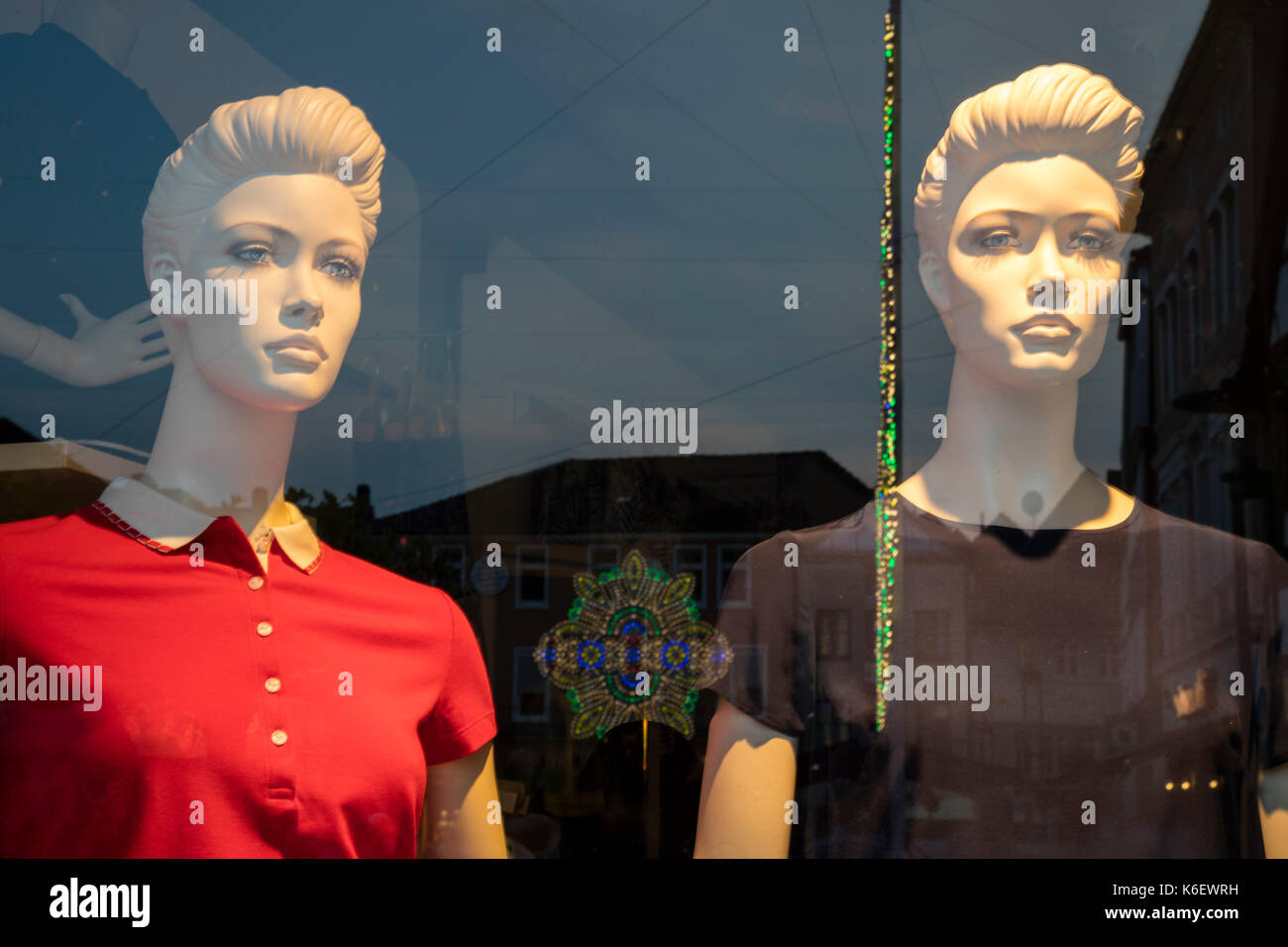 Reflexion bei Shop-Fenster, Unna, Nordrhein-Westfalen, Deutschland, Europa Stockfoto