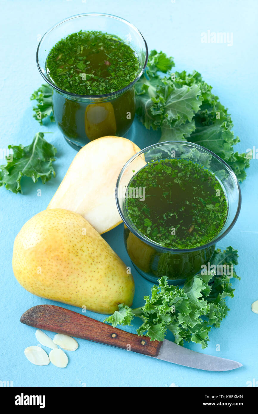 Kale Smoothie mit Birne und Mandelflocken. Stockfoto