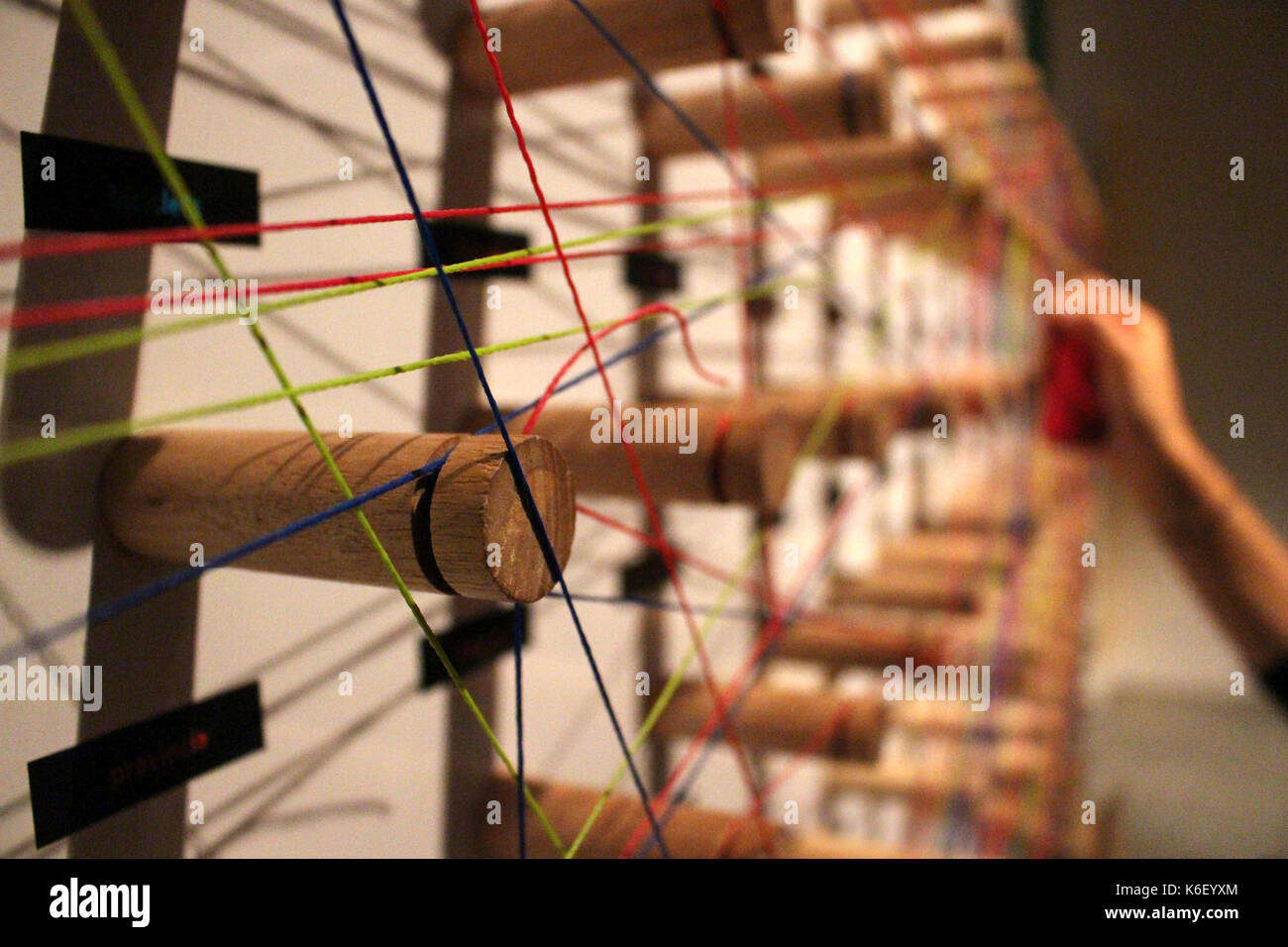 Hand extralange Kabel ein Netzwerk bilden Stockfoto