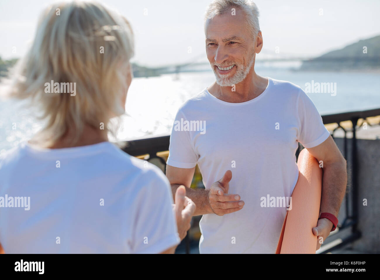 Upbeat personal trainer erteilen Anweisungen an seine Kunden Stockfoto