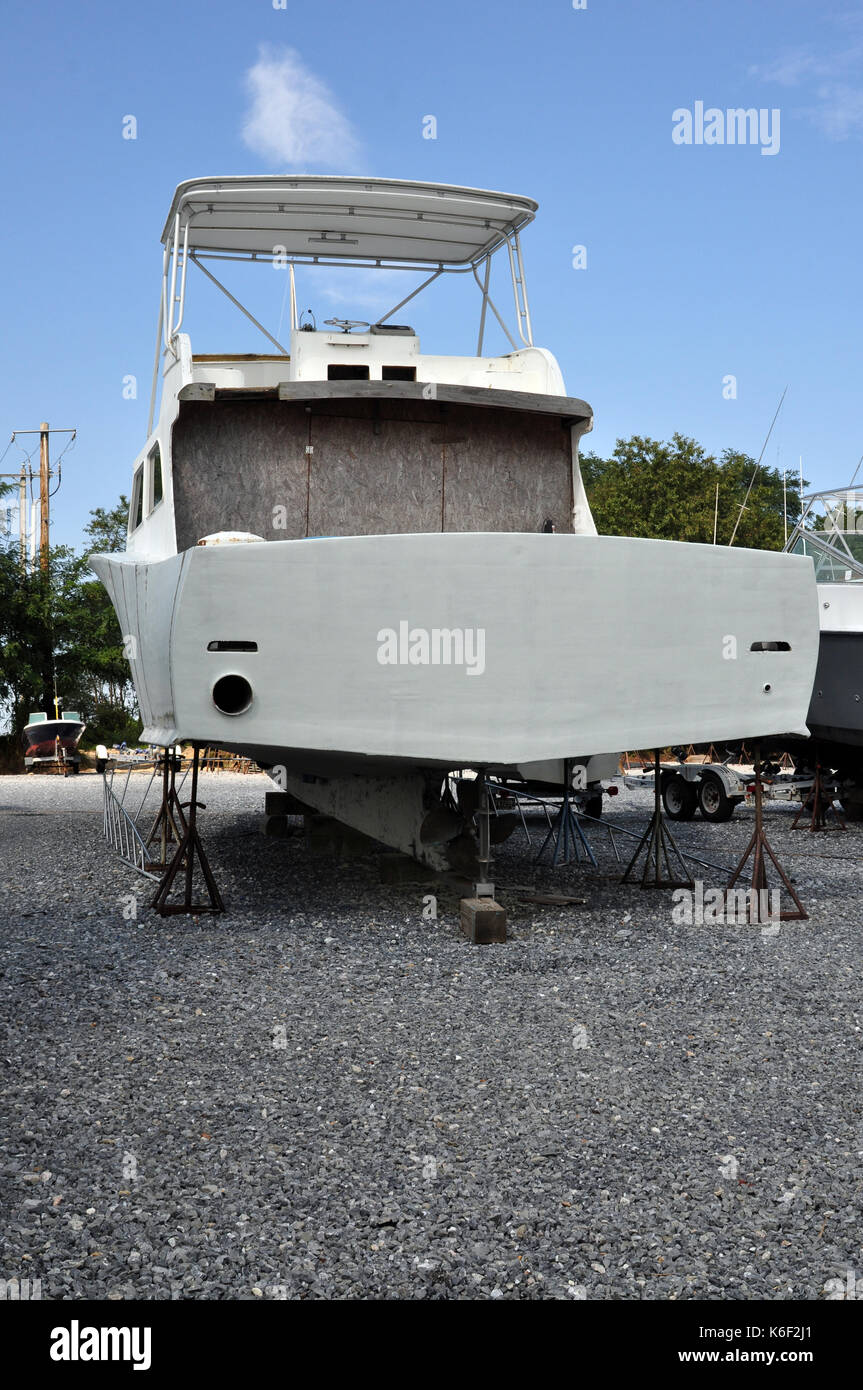 Rückseite eines weißen Fischerboot Verbrettert im Trockendock Stockfoto