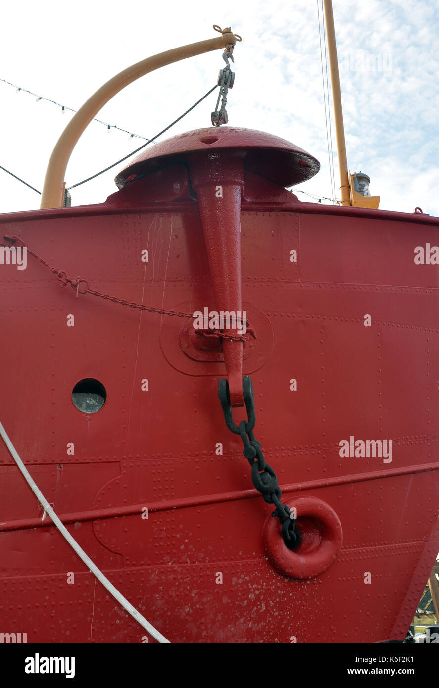 Ein großer roter Anker an der Seite eines großen Roten Schiff Stockfoto