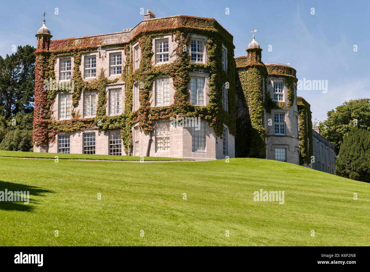 Plas Newydd, Anglesey, Wales, UK. Dieses stattliche Haus steht am Rande des Menai Strait, und wurde um 1800 für den Marquis von Anglesey umgebaut Stockfoto