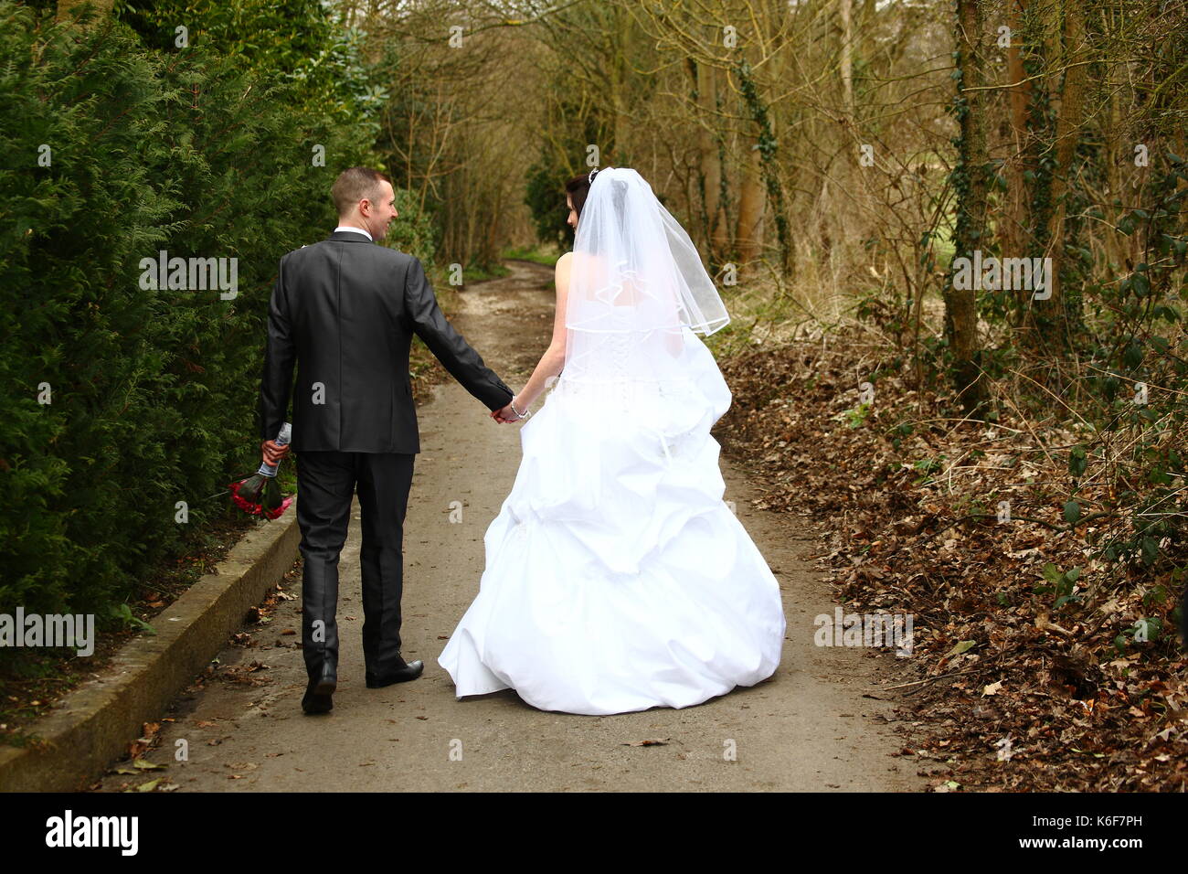 Hochzeitsfotos - die glücklichen Paare feiern Sie Ihren besonderen Tag mit der Familie und mit Freunden. Stockfoto