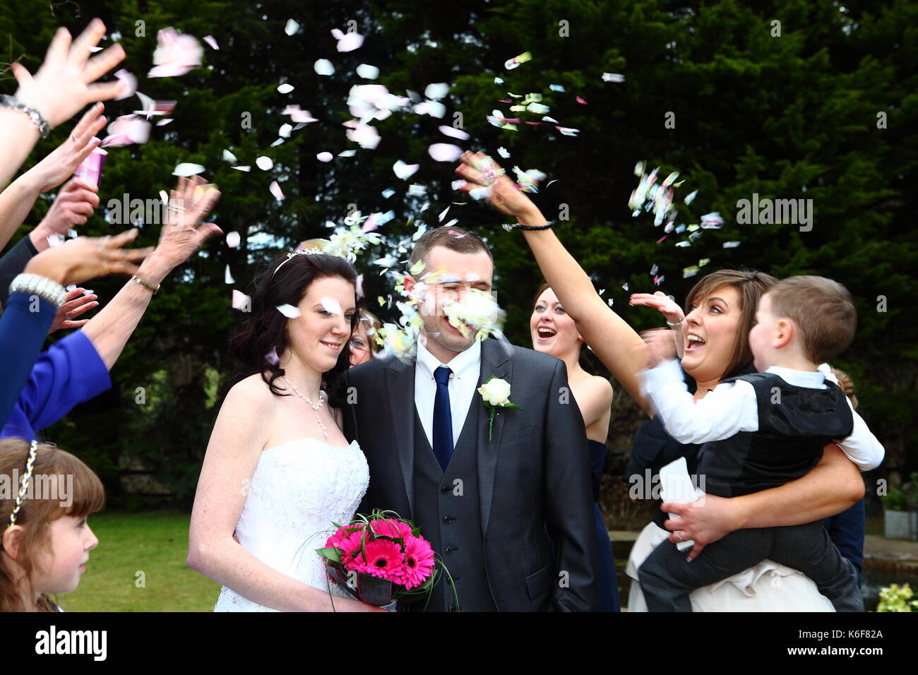 Hochzeitsfotos - die glücklichen Paare feiern Sie Ihren besonderen Tag mit der Familie und mit Freunden. Stockfoto