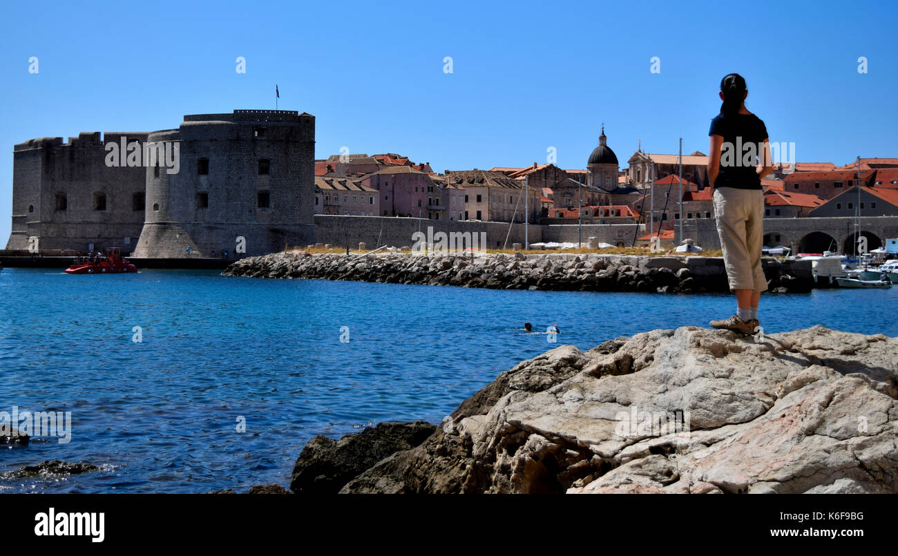 Blick auf die alten Stadtmauern von Dubrovnik, ein UNESCO-Weltkulturerbe Stockfoto
