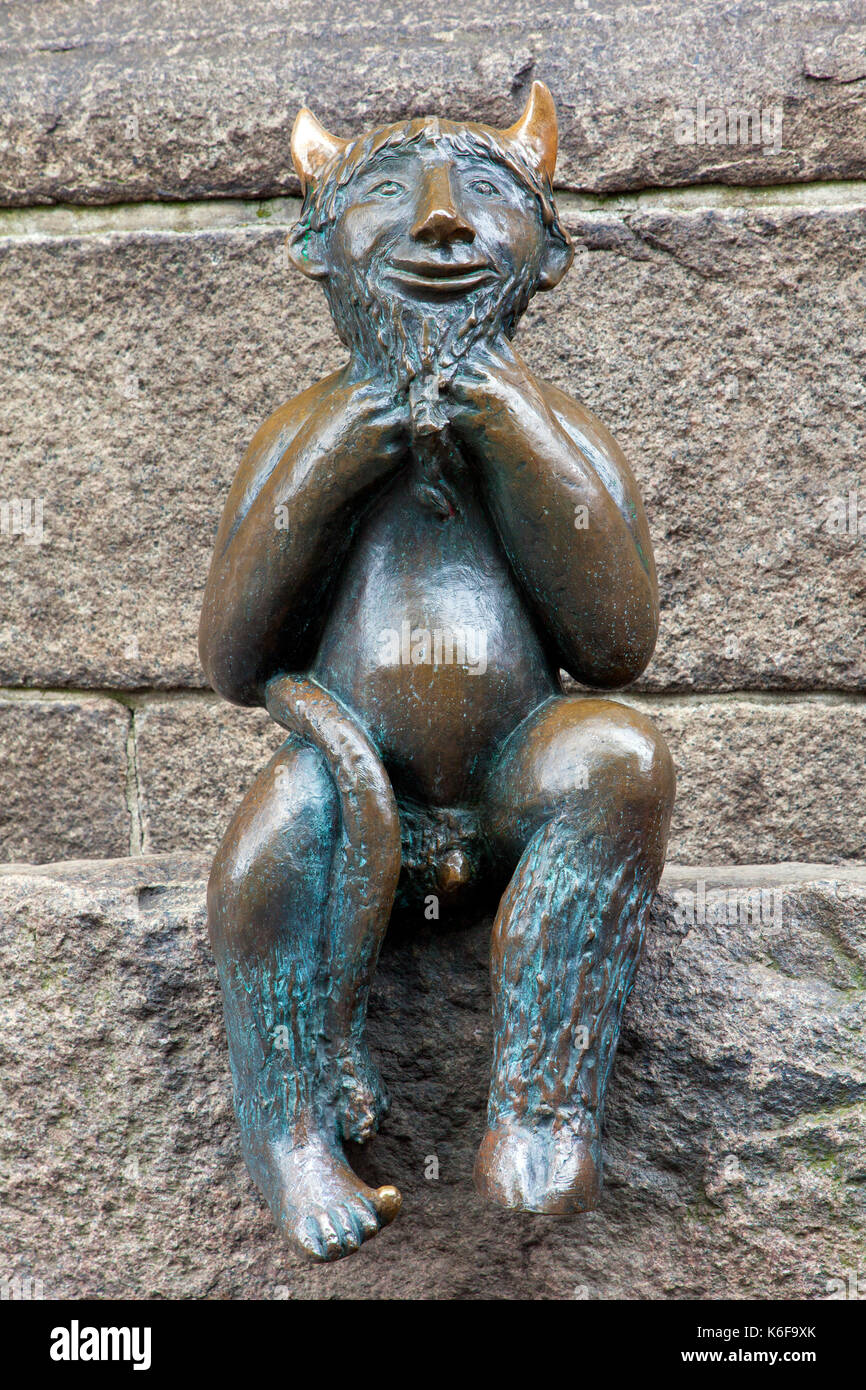 Niedliche kleine bronzene Teufelskulptur auf dem Teufelsstein in der Lübecker Marienkirche in Lübeck, Schleswig-Holstein Stockfoto