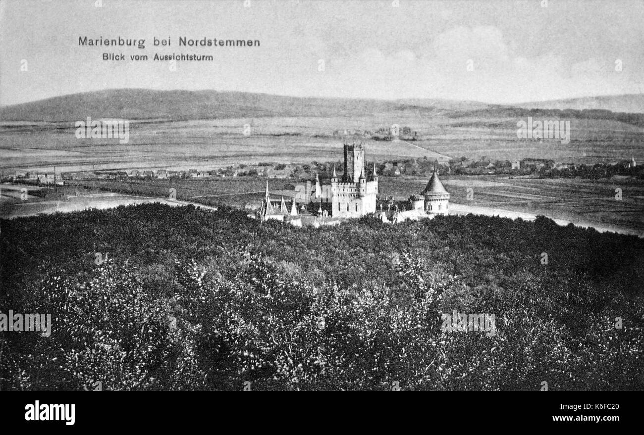 Blick von dem Aussichtsturm auf Schloss Marienburg Stockfoto