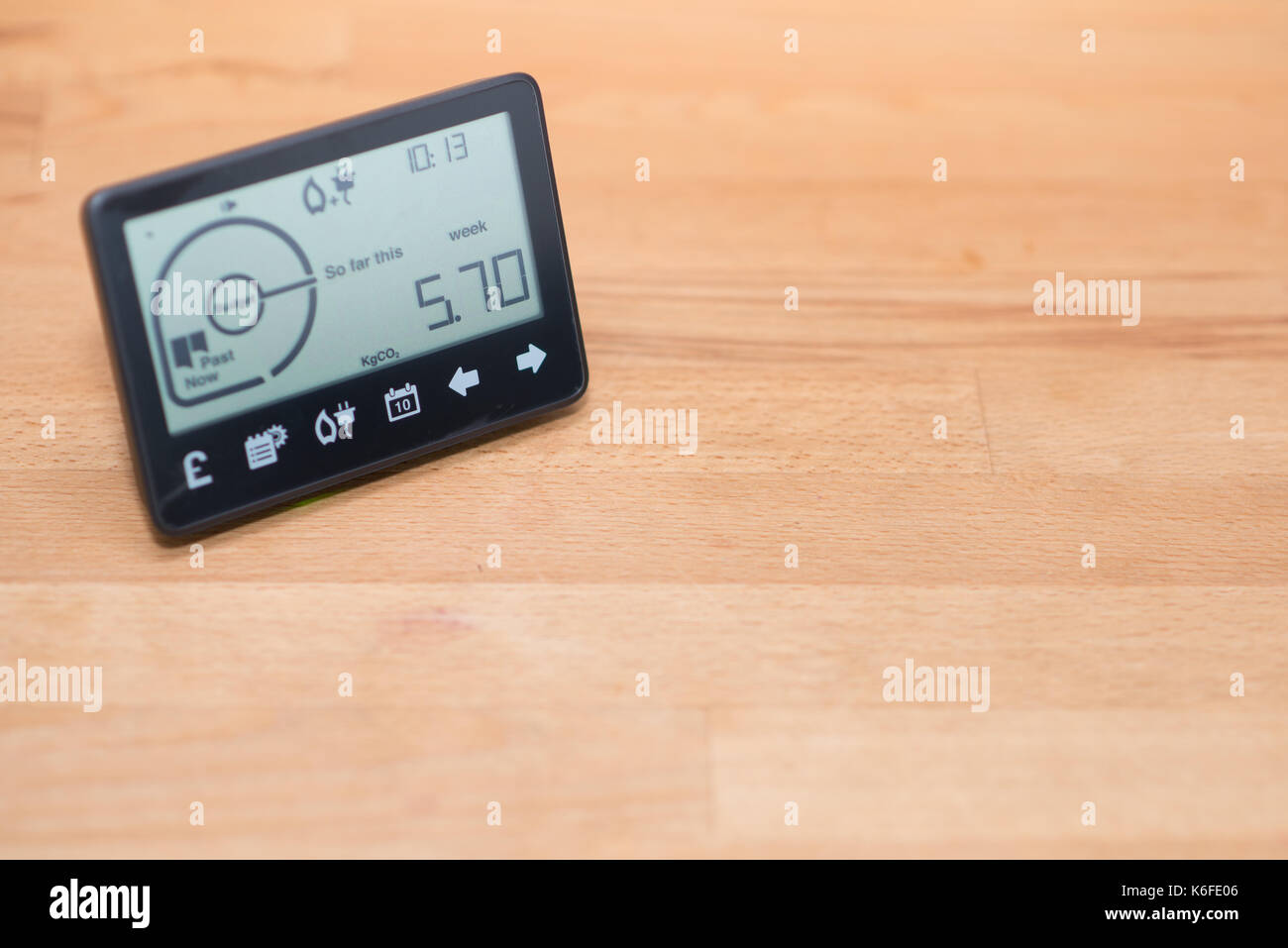 Smart Meter auf Holz- Zähler nach oben Stockfoto