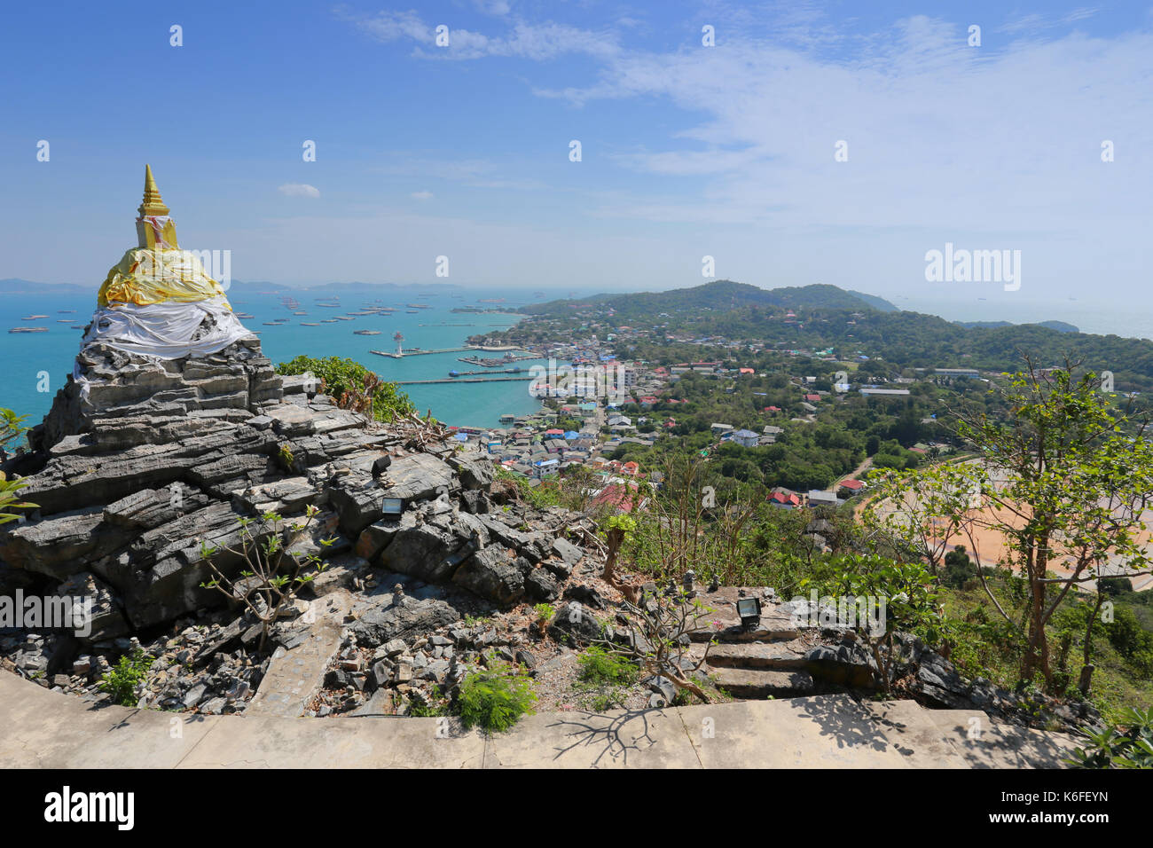 Pagode Buddha Footprint des Buddhismus auf Big Hill in Ko Si Chang Insel Provinz Chonburi, beliebtes Reiseziel in Thailand. Stockfoto