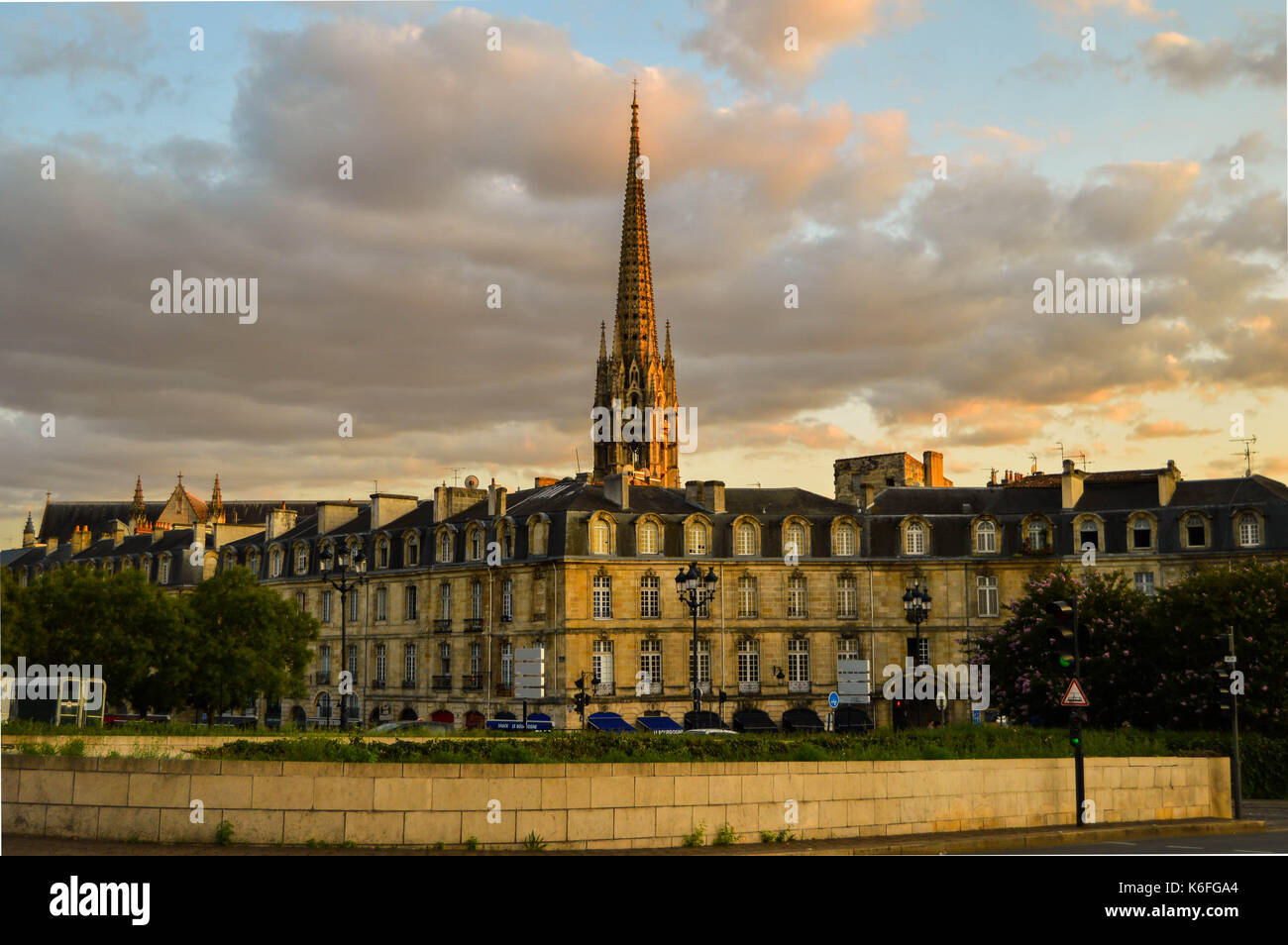 Ein schöner Sonnenuntergang Blick auf das Quartier Saint-Michael von Pont de Pierre in Bordeaux, Frankreich. Stockfoto