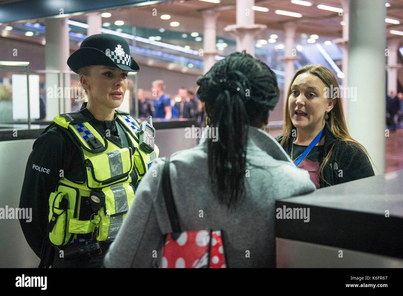 Embargoland bis 1800 Dienstag, 12. September einen British Transport Police Officer und Metropolitan Police Constable Gespräche zu einer Frau, die mit dem Eurostar von Brüssel anreisen, als Offiziere von der Metropolitan Police Service, British Transport Police, Kent Polizei und der britischen Grenze nehmen Sie Teil in Betrieb Limelight am Eurostar Terminal St Pancras International in London, die auf den Schutz von Kindern und gefährdeten Menschen vor schädlichen Praktiken und Menschenhandel ausgerichtet ist. Stockfoto