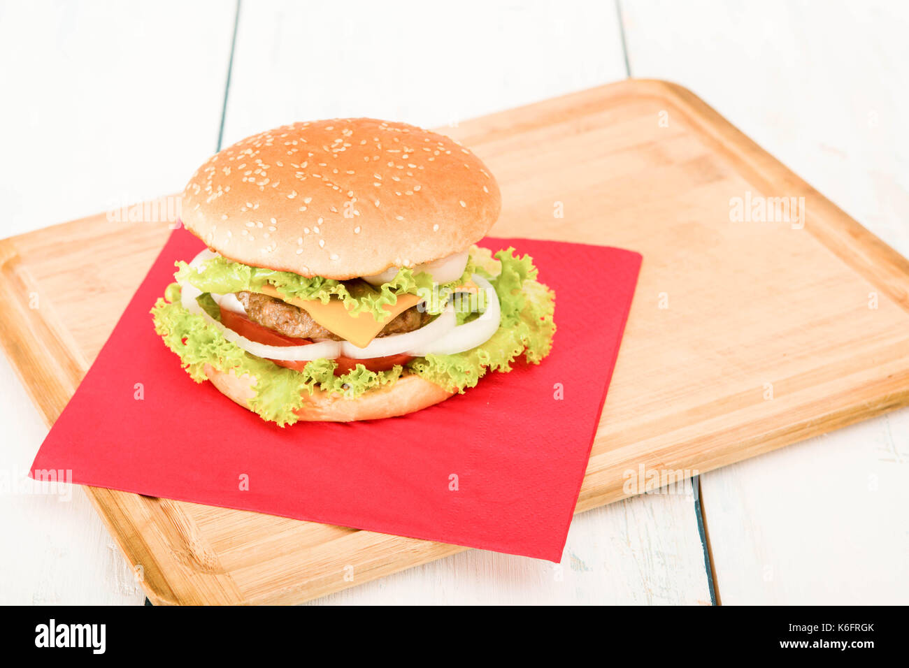 Hausgemachte Hamburger mit Zwiebeln, Tomaten, Salat, Käse. close-up Stockfoto