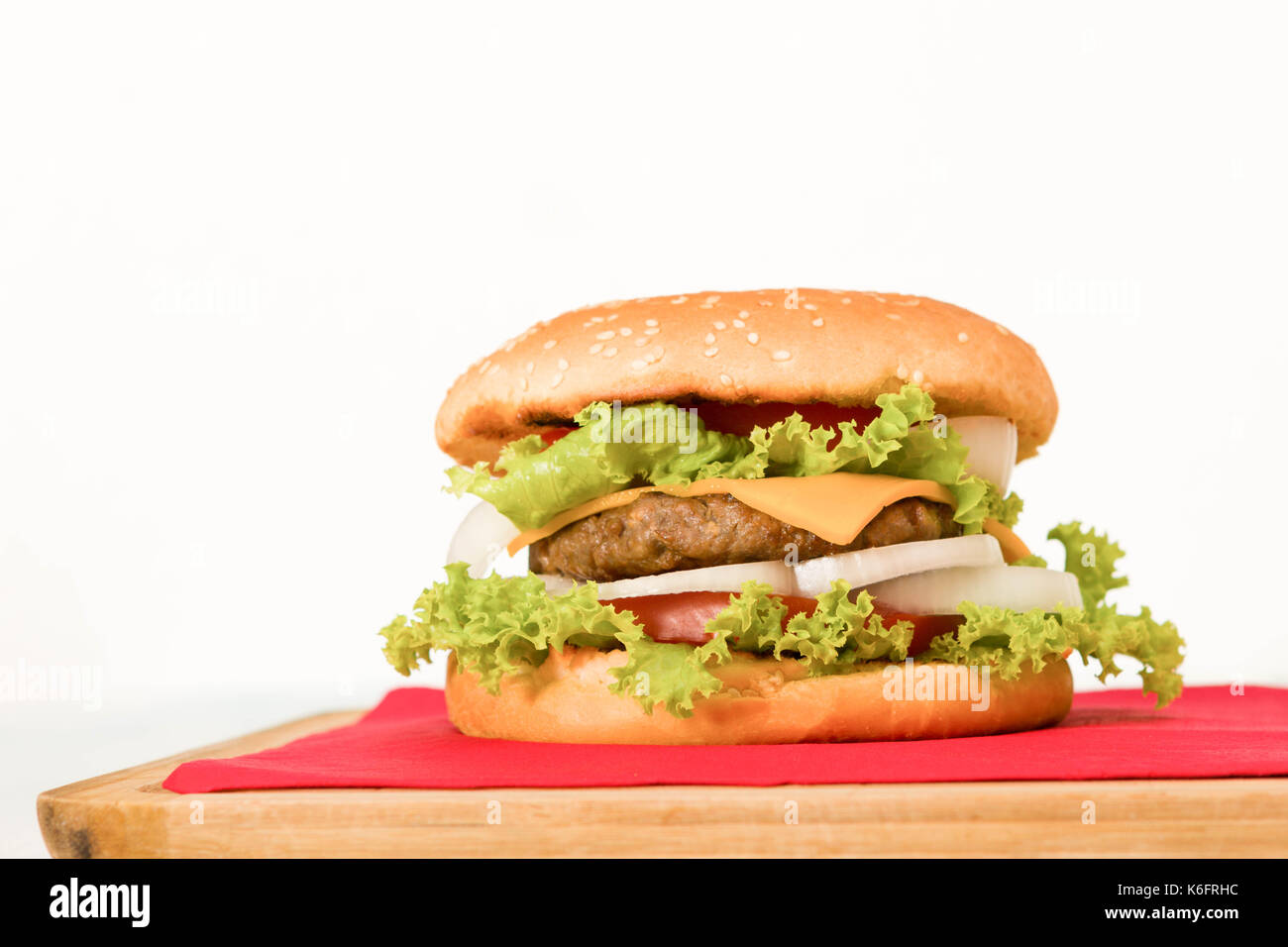 Hausgemachte Hamburger mit Zwiebeln, Tomaten, Salat, Käse. close-up Stockfoto