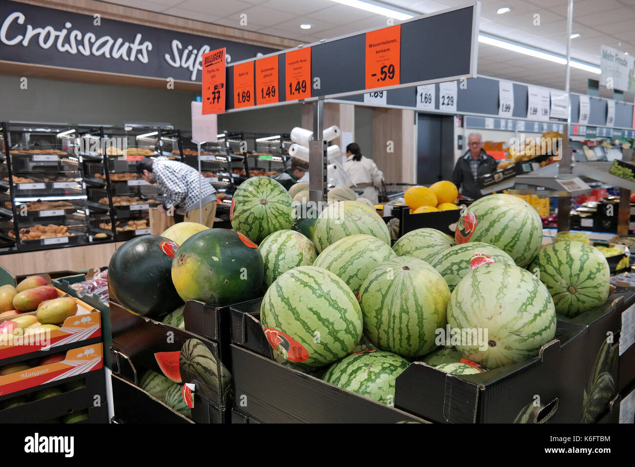 Wassermelonen auf der Frischen Abteilung für einen LIDL Supermarkt. Stockfoto