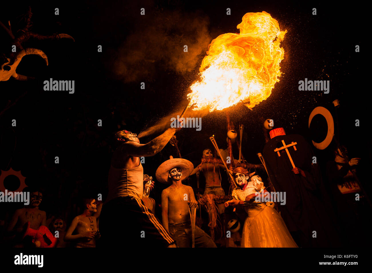 Eine junge Salvadorianische Mann spuckt Feuer, wie er während des La Calabiuza Parade am Tag der Toten Feier in Tonacatepeque, El Salvador, 1 Schließer Stockfoto