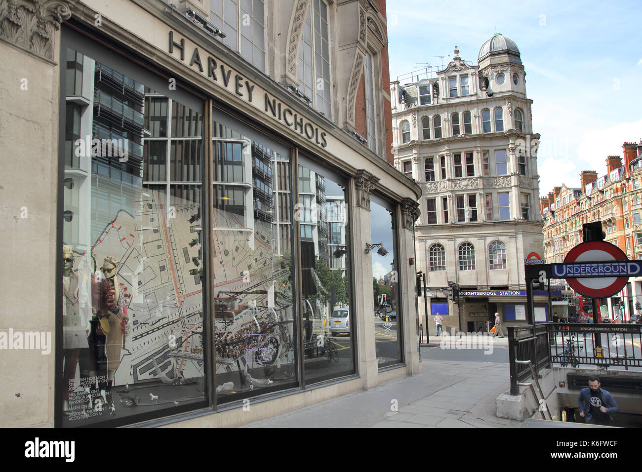 Harvey Nichols in Knightsbridge U-Bahn Station London Stockfoto