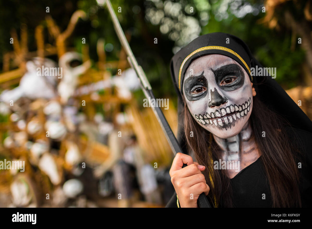 Eine salvadorianische Mädchen mit Schädel Gesicht Farbe führt in der La Calabiuza Parade am Tag der Toten fest in Tonacatepeque, El Salvador, 1. November Stockfoto