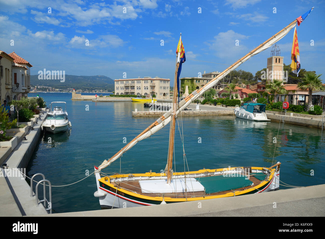 Traditionelles Holzangeln Boot, bekannt als ein Pointu, im Hafen oder Hafen von Bendor Insel, oder Ile de Bendor, Bandol Var Provence Frankreich Stockfoto
