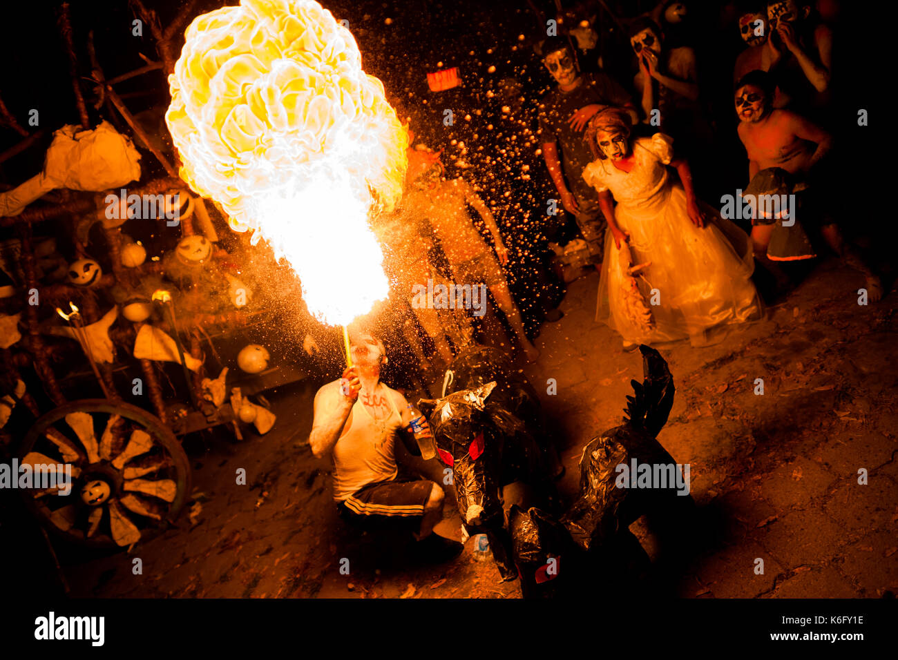 Eine junge Salvadorianische Mann spuckt Feuer, wie er während des La Calabiuza Parade am Tag der Toten fest in Tonacatepeque, El Salvador, 1 Nove Stockfoto