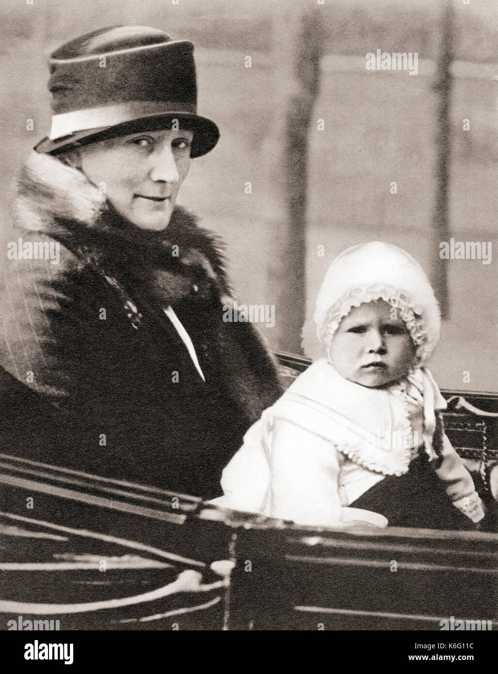 Prinzessin Elizabeth von York, zukünftige Königin Elizabeth II, 1926 - 2022, hier im Alter von 2 Jahren mit ihrem Kindermädchen Clara Knight, bekannt als 'Allah', gesehen 1928. Aus dem Krönungsbuch von König Georg VI. Und Königin Elisabeth, veröffentlicht 1937. Stockfoto