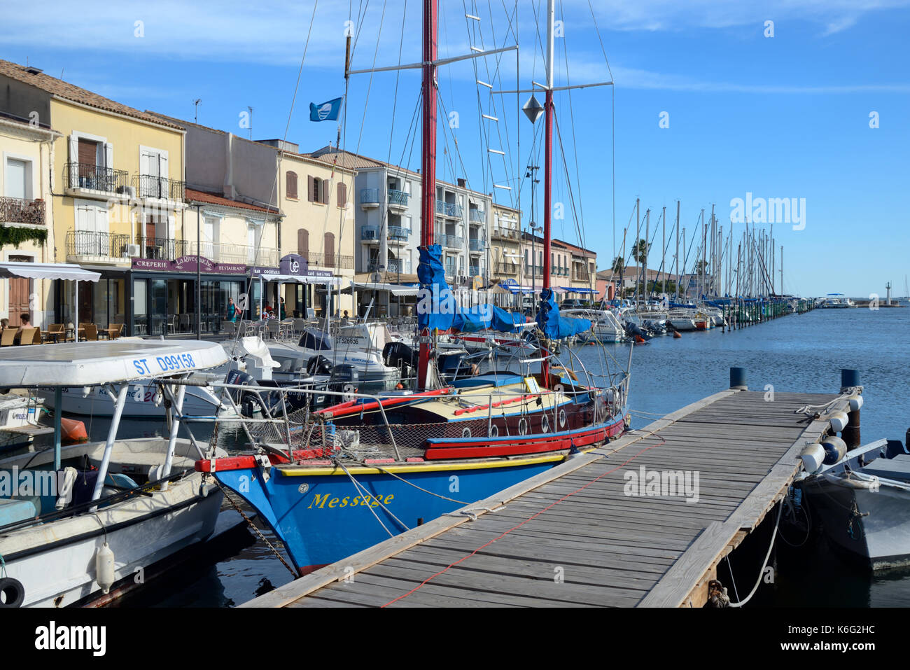 Bunte Holzyacht im Hafen oder Hafen von Mèze oder Meze Hérault Languedoc-Roussillon Frankreich vertäut Stockfoto