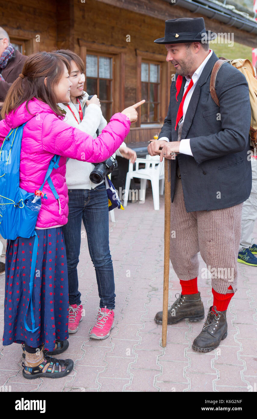 Zwei asiatische Touristen mit traditionell lokale Zermatt, Wallis, Schweiz gekleidet Stockfoto