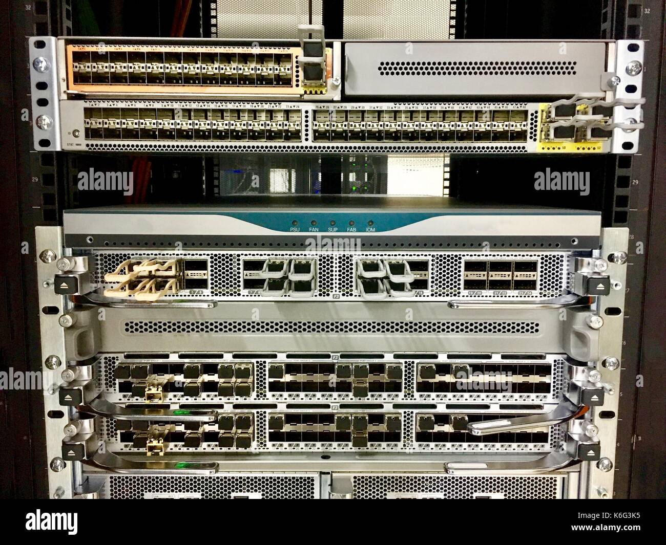 Moderne modulare und festen Port Network Switches für Rechenzentren konzipiert. Stockfoto