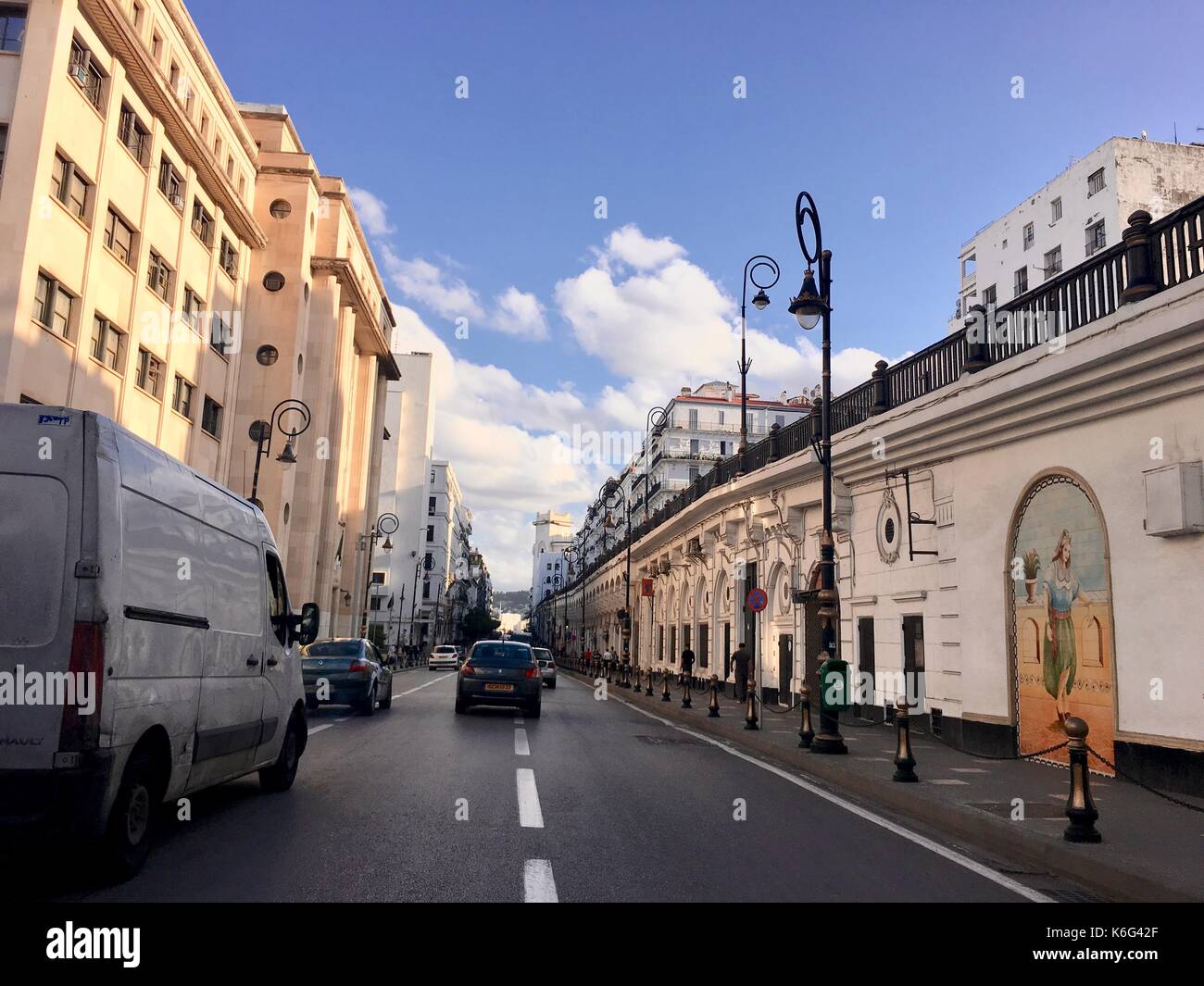 Algier, Algerien - September 15, 2017: Französische koloniale Seite der Stadt Algier Algerien. moderne Stadt hat viele alte französische Art Gebäude. Stockfoto