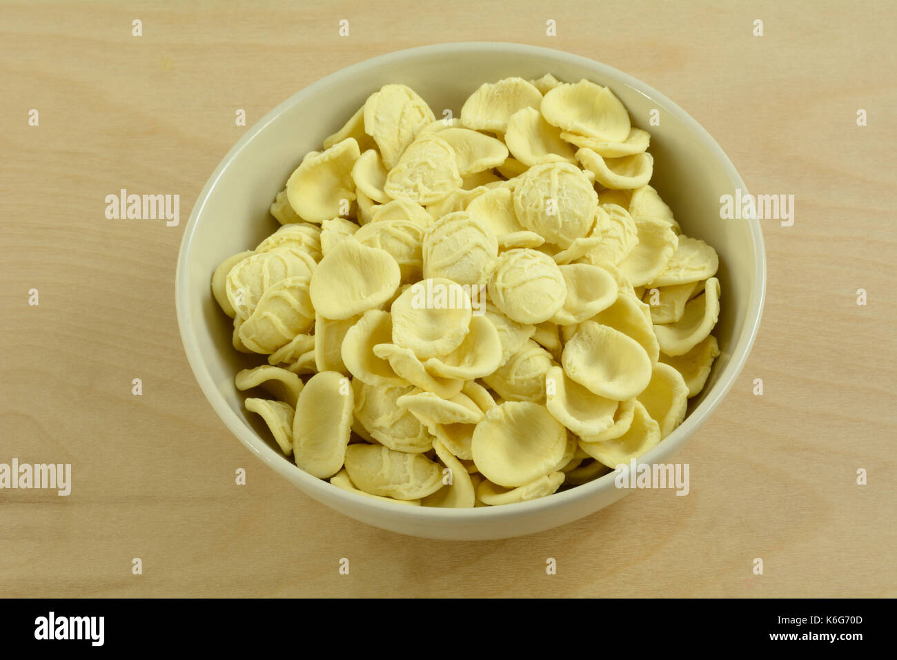 Gekochte gekochte Pasta Orecchiette baby Ohren in Weiß Schüssel Stockfoto