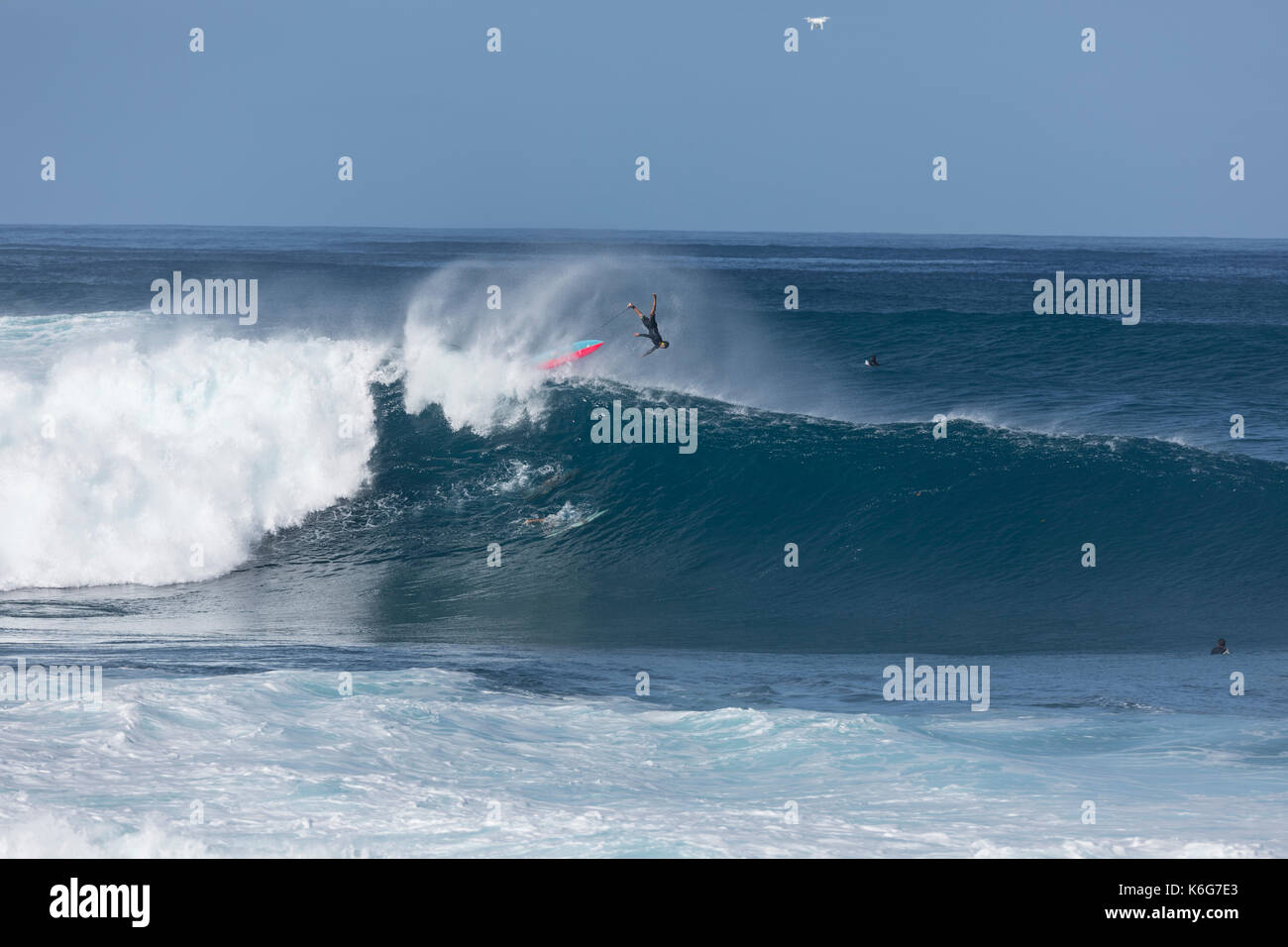 Surfer reiten Big Wave an Banzai Pipeline, Oahu, Hawaii, USA Stockfoto