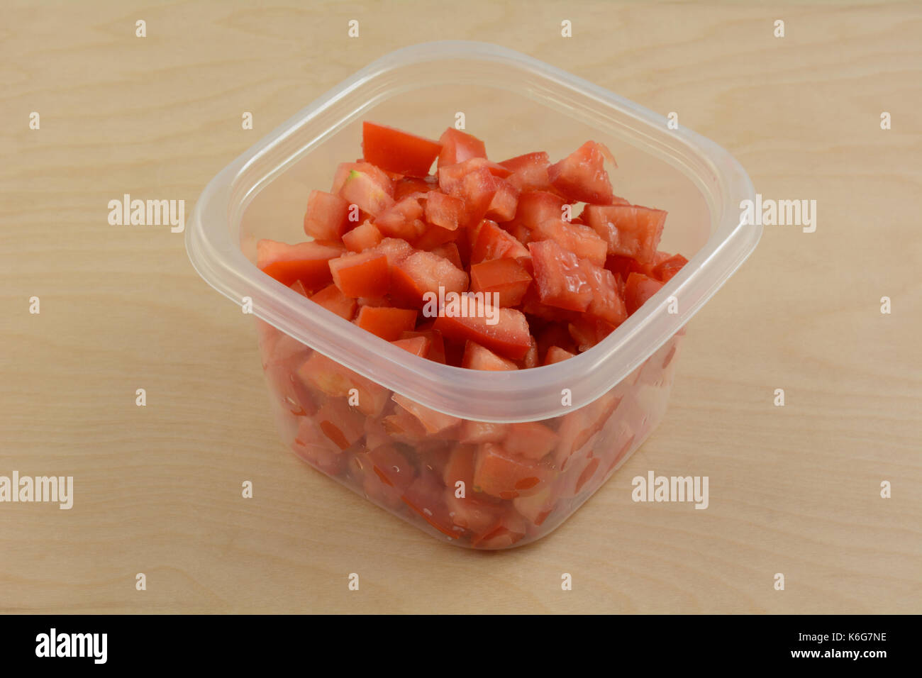 Gehackte Tomaten in Roma Aufbewahrungsbehälter aus Kunststoff in Vorbereitung zum Kochen Stockfoto