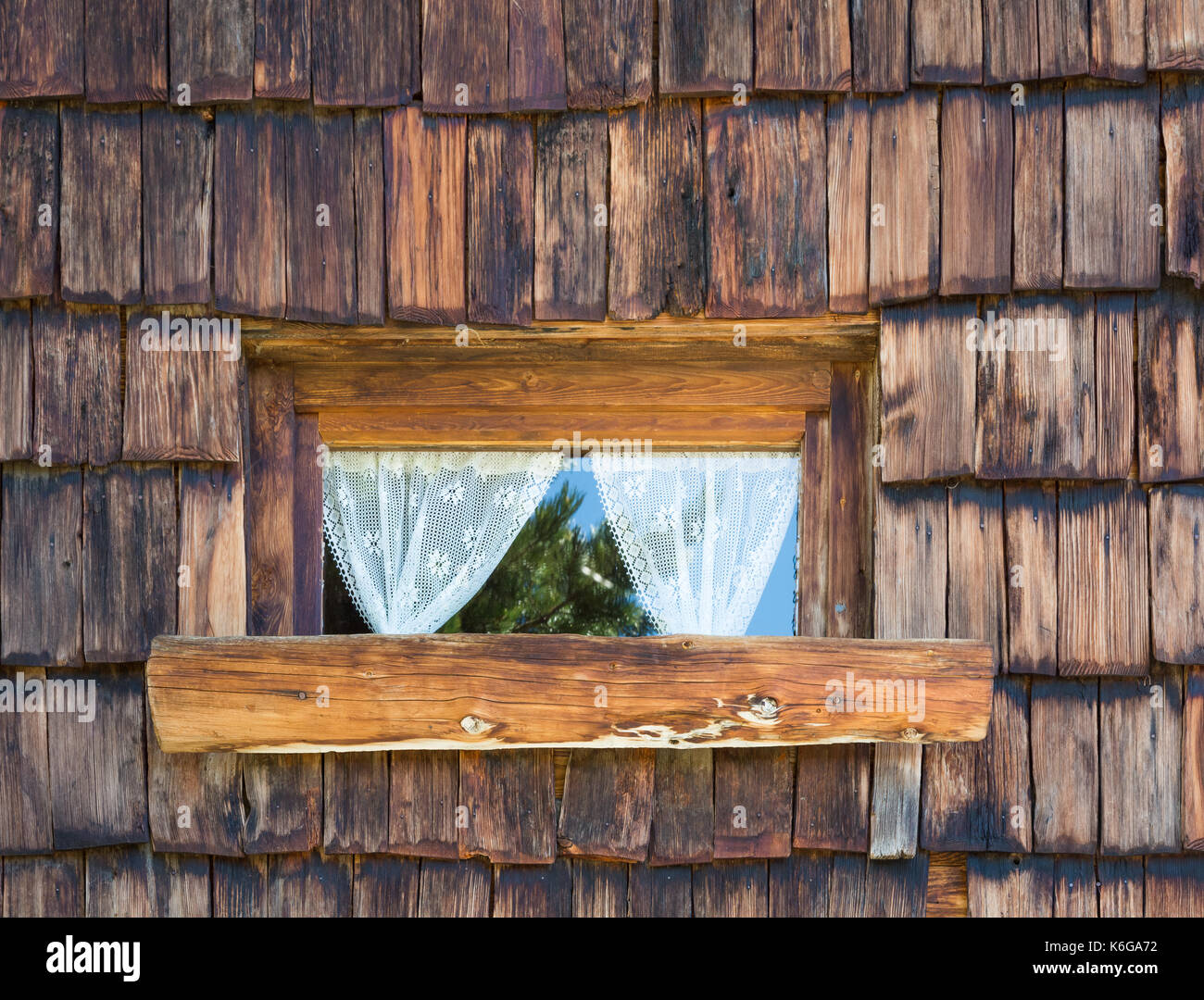 Alte Holz- Fenster mit Gardinen. Windows eine Wand Textur Hintergrund. Typische Berghang Fenster Stockfoto