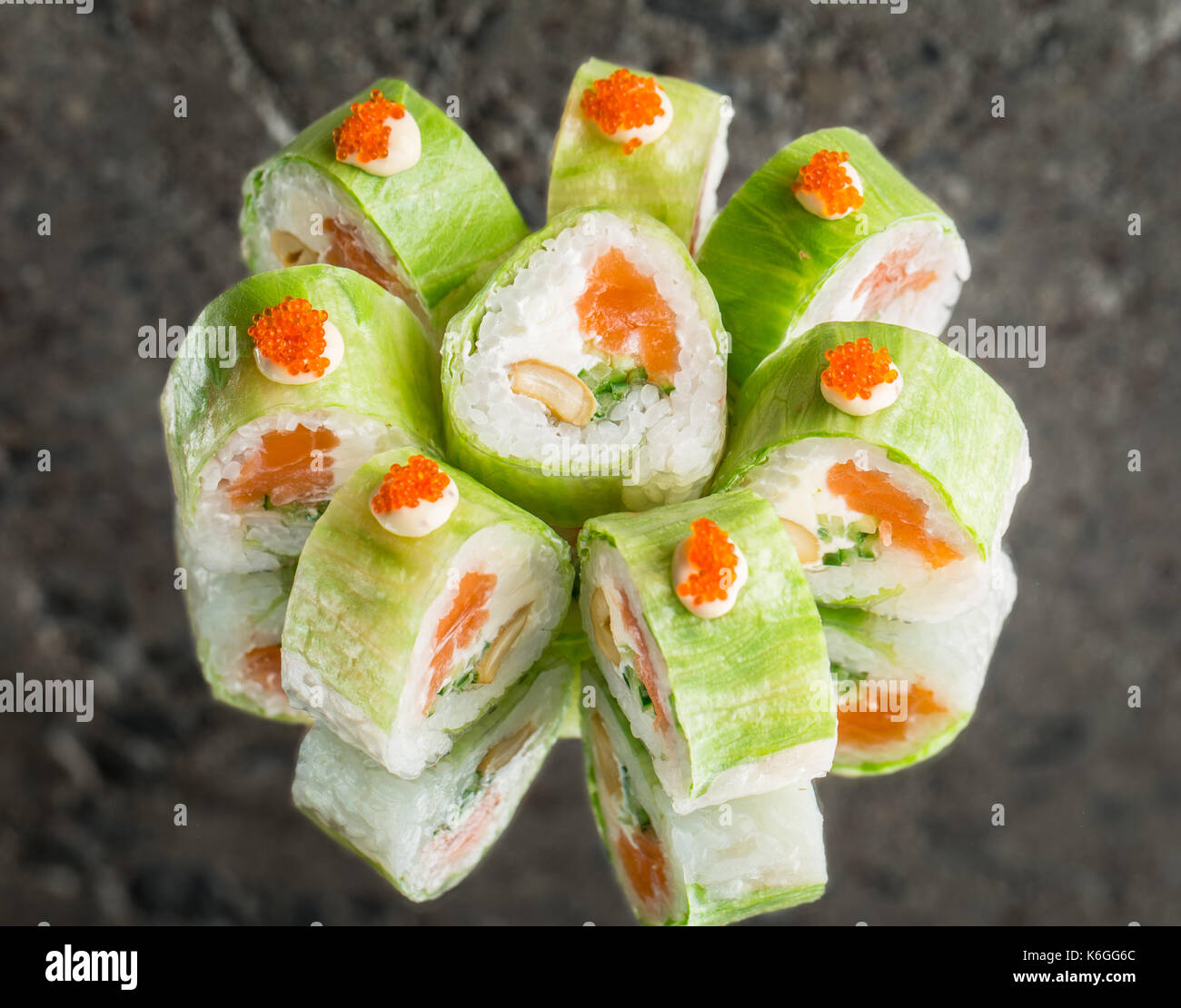 Rolle mit Lachs, Frischkäse und Muttern Stockfoto