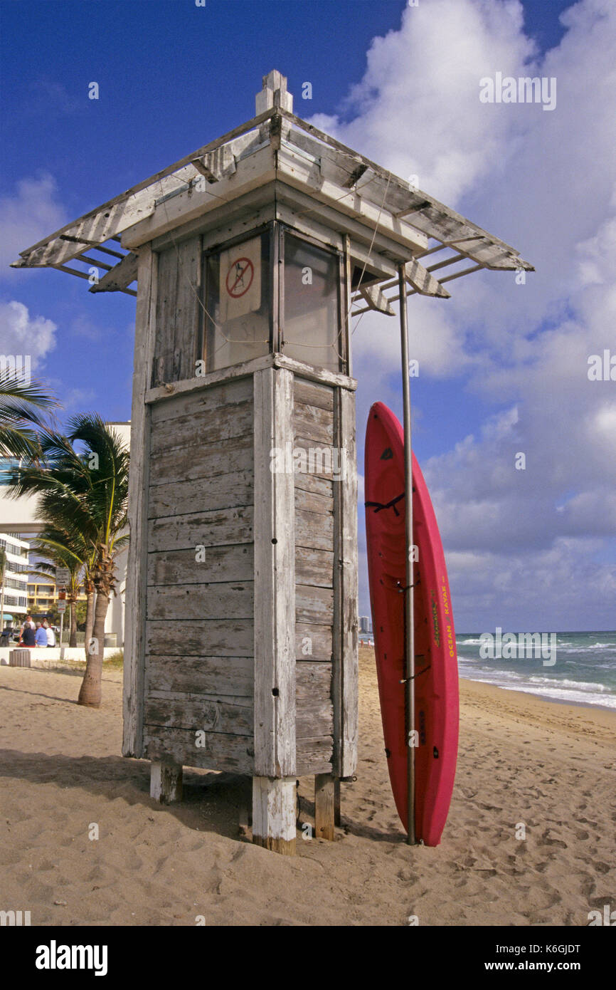 Rescue Surfboard gegen einen Lifeguard Tower am Strand lehnen, Fort Lauderdale, Florida, USA Stockfoto