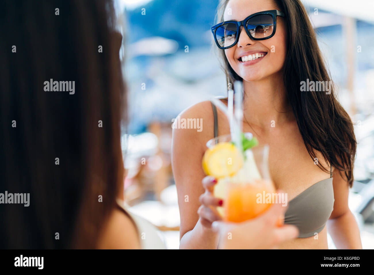 Freundliche weibliche Freunde trinken Cocktails Stockfoto