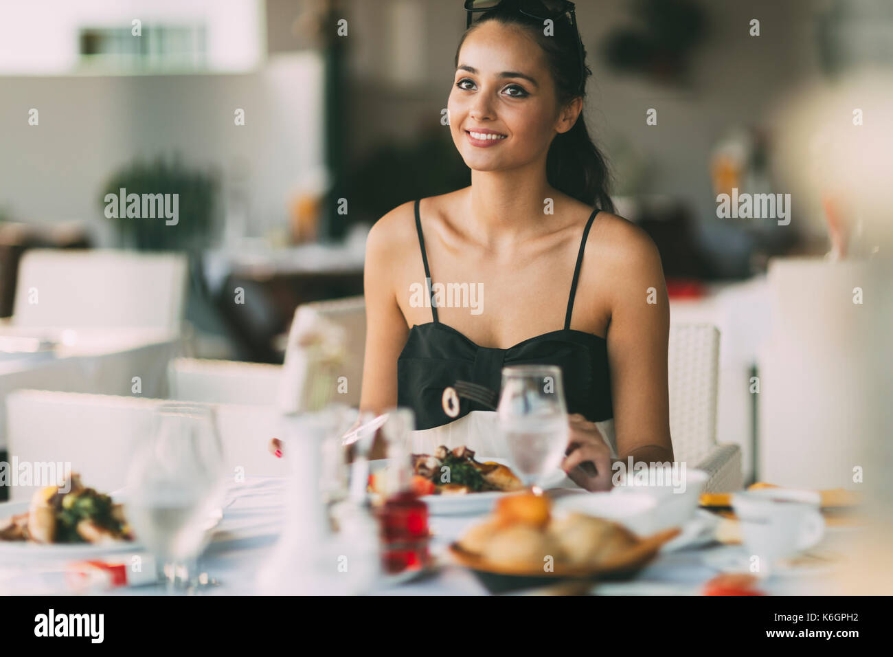 Attraktive Frau Essen im Restaurant Stockfoto