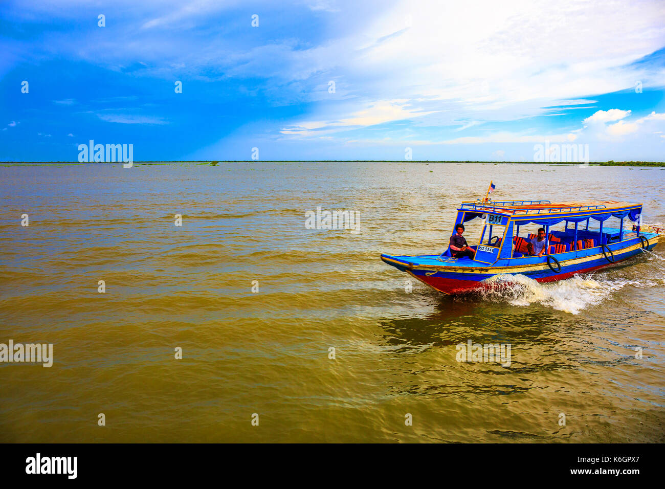 Siem Reap, Kambodscha - September 2, 2017: Touristen, eine Bootsfahrt auf einem ruhigen Fluss am Nachmittag am Tonle Sap See, Siem Reap, Kambodscha. Stockfoto