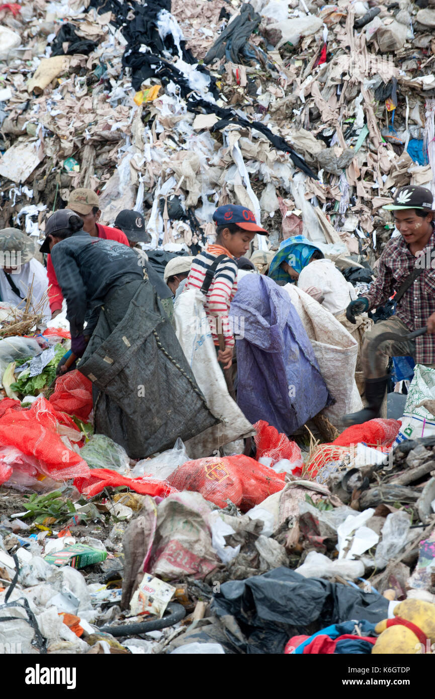 Birmanische Flüchtlinge und Migranten Arbeit in Müllkippe Ort am Rande der Grenzstadt Mae Sot, Thailand am 16. August 2017. Stockfoto
