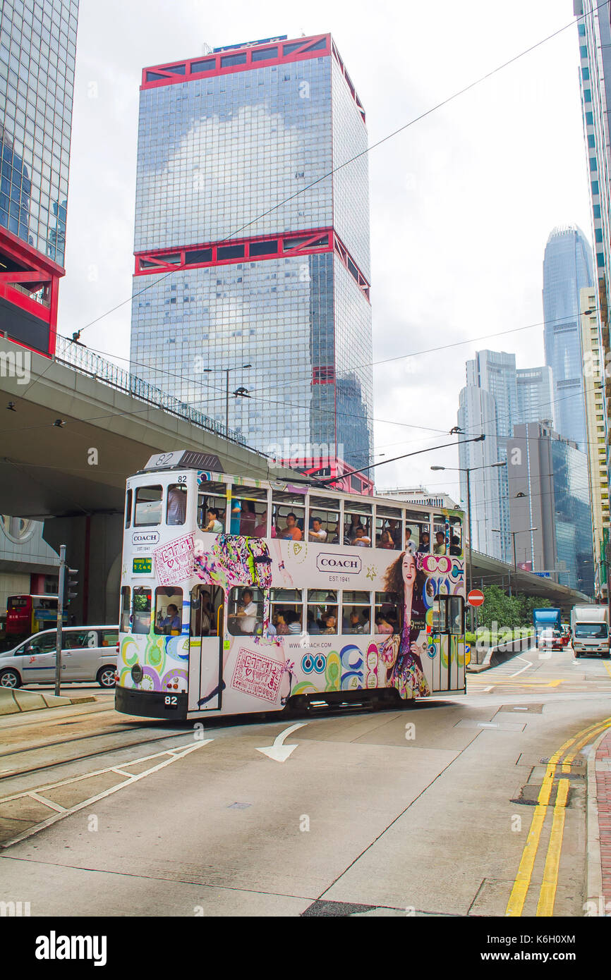 Doppelstöckige Straßenbahn mit Wolkenkratzern. Straßenbahnen auch eine Touristenattraktion und eine der umweltfreundlichsten Transportarten in Hongkong. Stockfoto